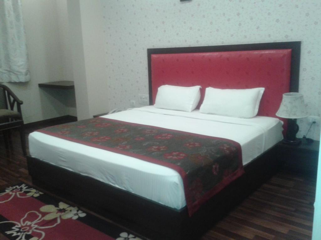 โฮเต็ล กฤษณัม วรินดาวัน Hotel ภายนอก รูปภาพ