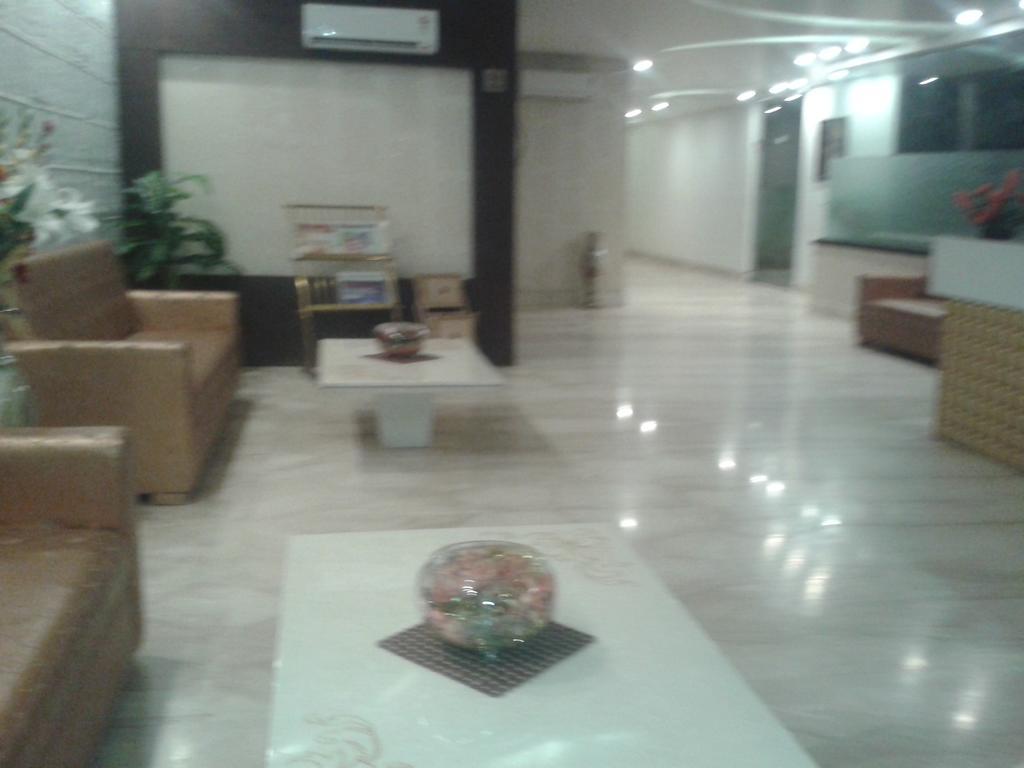โฮเต็ล กฤษณัม วรินดาวัน Hotel ภายนอก รูปภาพ
