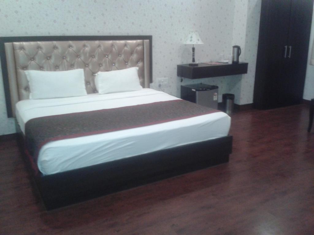 โฮเต็ล กฤษณัม วรินดาวัน Hotel ภายนอก รูปภาพ