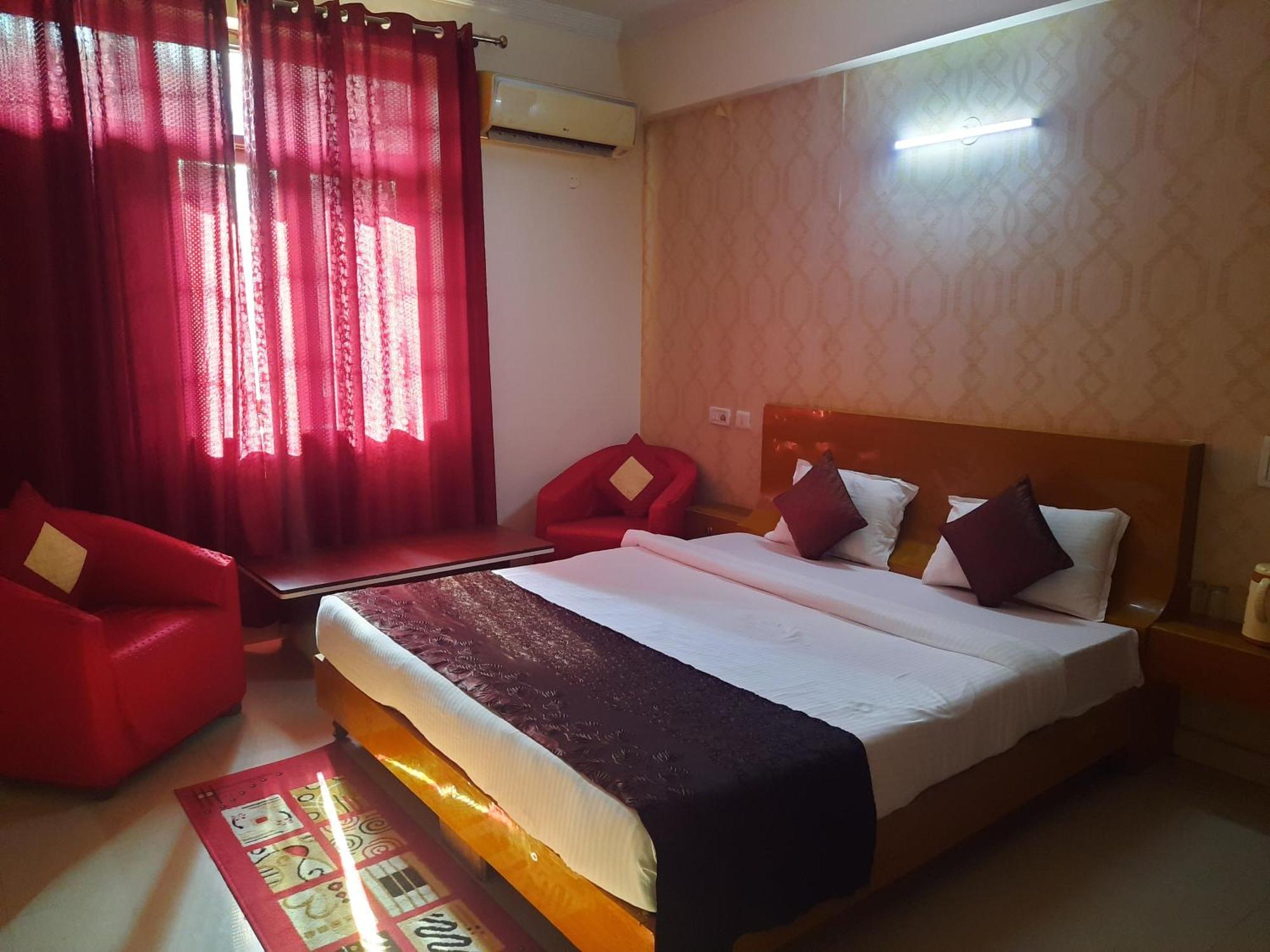 โฮเต็ล กฤษณัม วรินดาวัน Hotel ภายนอก รูปภาพ